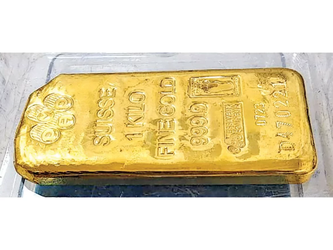 3 were caught trying to smuggle gold at Ahmedabad airport after Surat